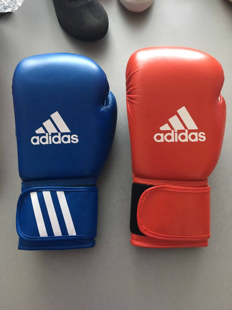 

Боксерские перчатки Adidas Aiba 10 и 12 унций для соревнований красный и синий, кожаные перчатки для бокса, Разные цвета