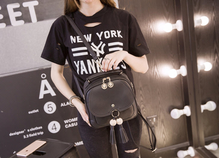 Міський рюкзак із китичками