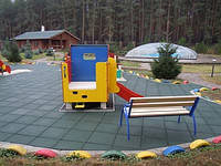 Укладка резиновой плитки в частном дворе 1