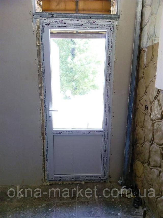 Пластикові двері в Києві недорого від компанії "Вікна Маркет".