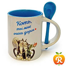 Друк на блакитній чашці з ложкою