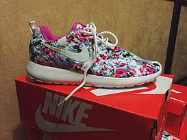 Жіночі білі рожеві текстильні кросівки Nike Roshe Run Print з квітами та білим логотипом Найк