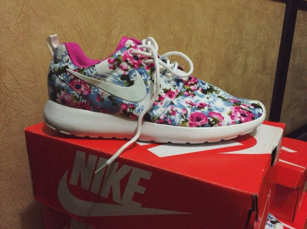Жіночі білі рожеві текстильні кросівки Nike Roshe Run Print з квітами та білим логотипом Найк, фото 1