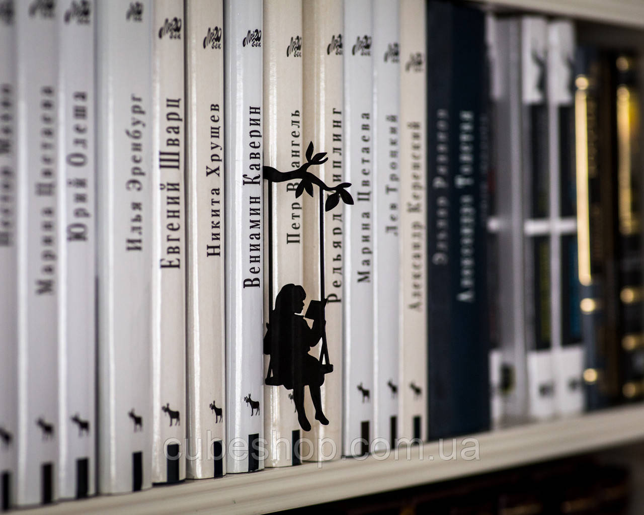 Закладка для книг Дівчинка на гойдалці