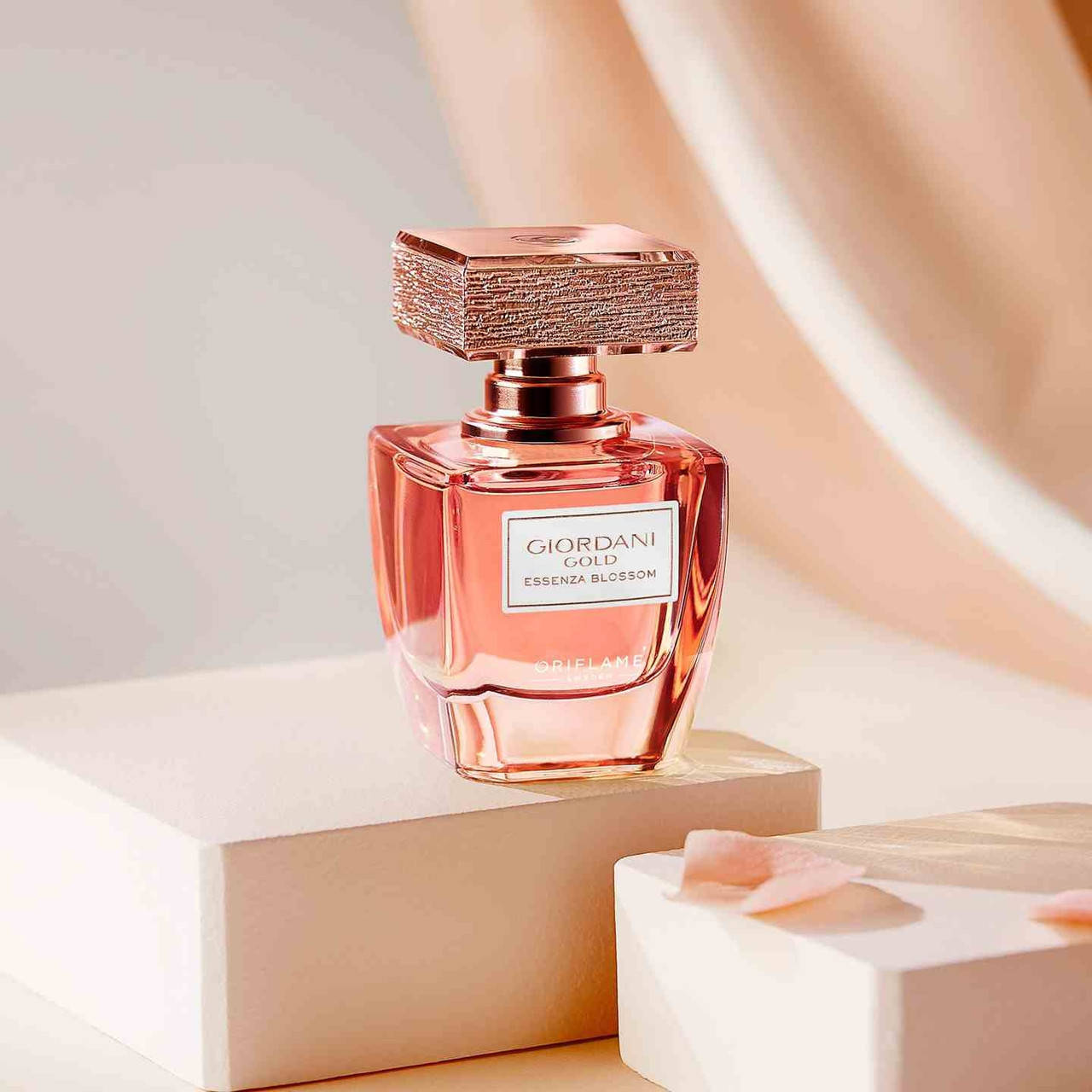 

Жіночі парфуми Giordani Gold Essenza Blossom 50 мл.