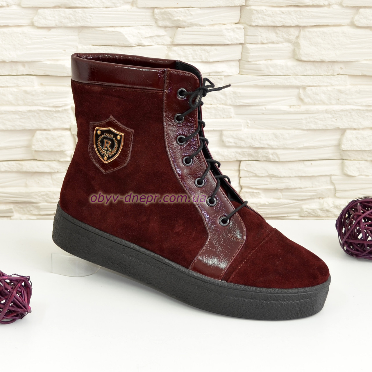 Черевики жіночі замшеві бордові на товстій підошві, декоровані фурнітурою, фото 1