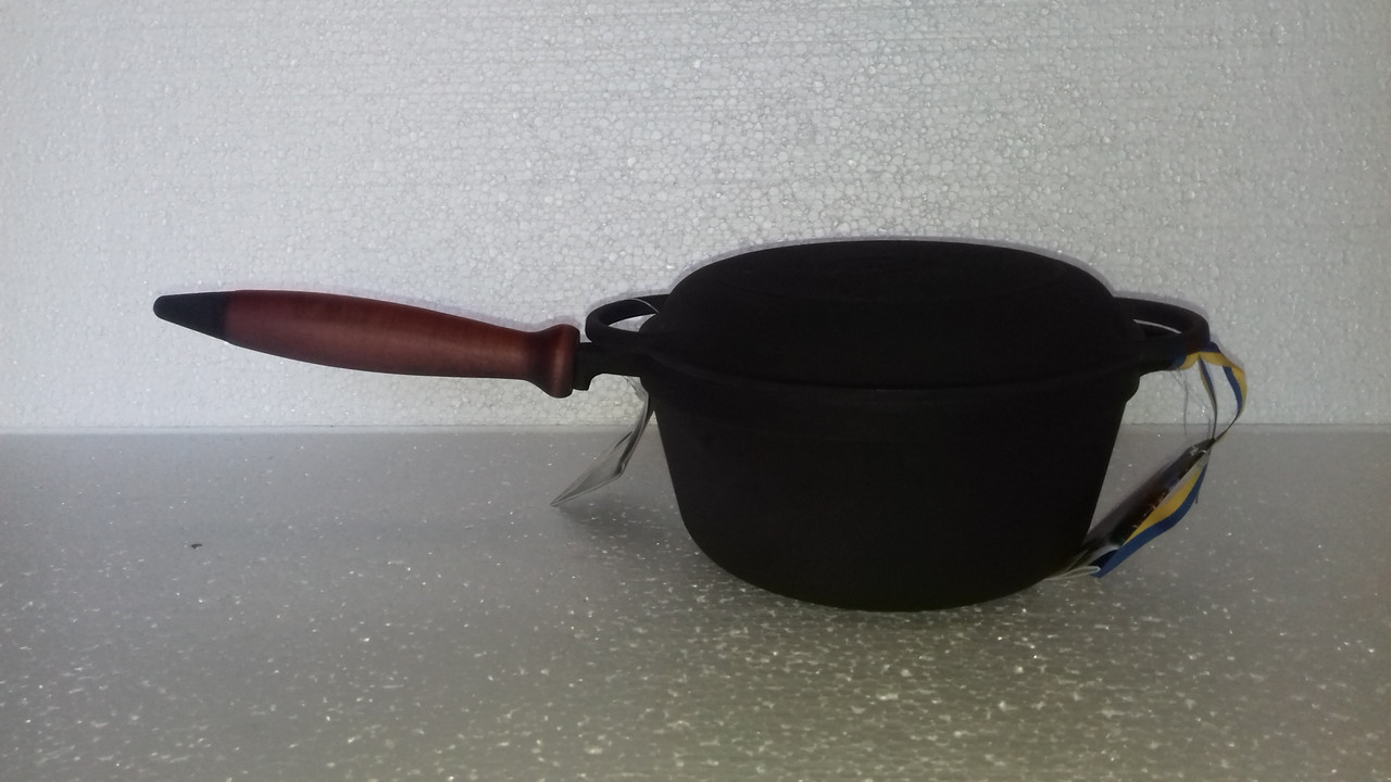 Чавунна емальована каструля, з дерев'яною ручкою і кришкою-сковородою. Матово-чорна. Об'єм 2,0 літра.