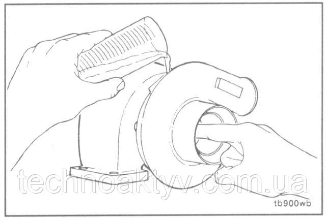 Увага ! Щоб уникнути поломки підшипника необхідно попередньо змастити нові турбокомпресори перед пуском двигуна. Залийте в отвір для підвідного маслопроводу 50-60 куб см [2 to 3 ounces] чистого моторного масла і прокрутити колесо турбіни, щоб масло потрапило в корпус підшипника.