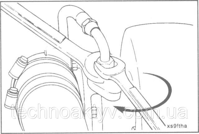 Ключ 16 мм Встановіть підвідний маслопровід. Крутний момент затягування: 35 Н • м [26 ft-lb]