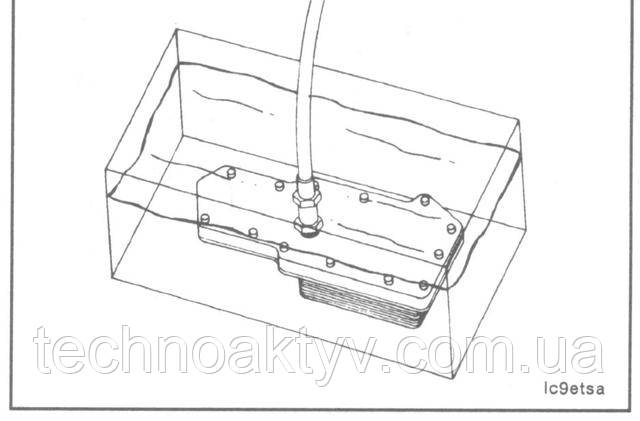 Для перевірки герметичності подайте тиск на елемент до 690 кПа [100 psi].