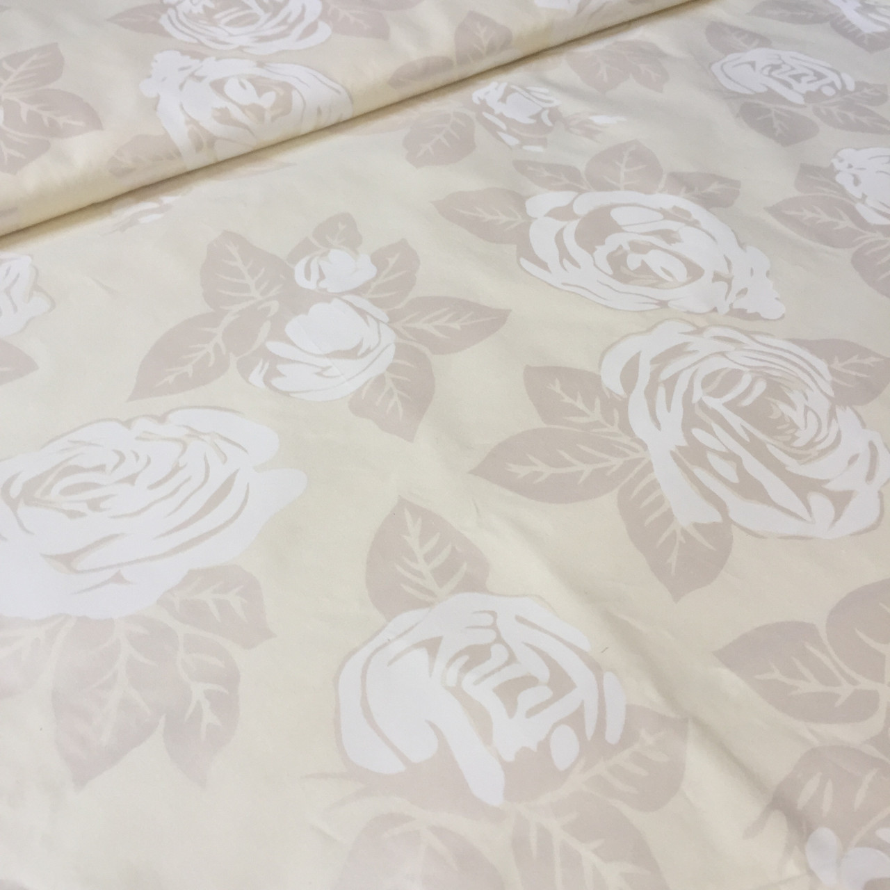 Тік з срібними трояндами на жовтому фоні, фото 1