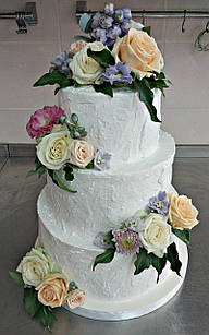 Кремовий весільний торт з квітами