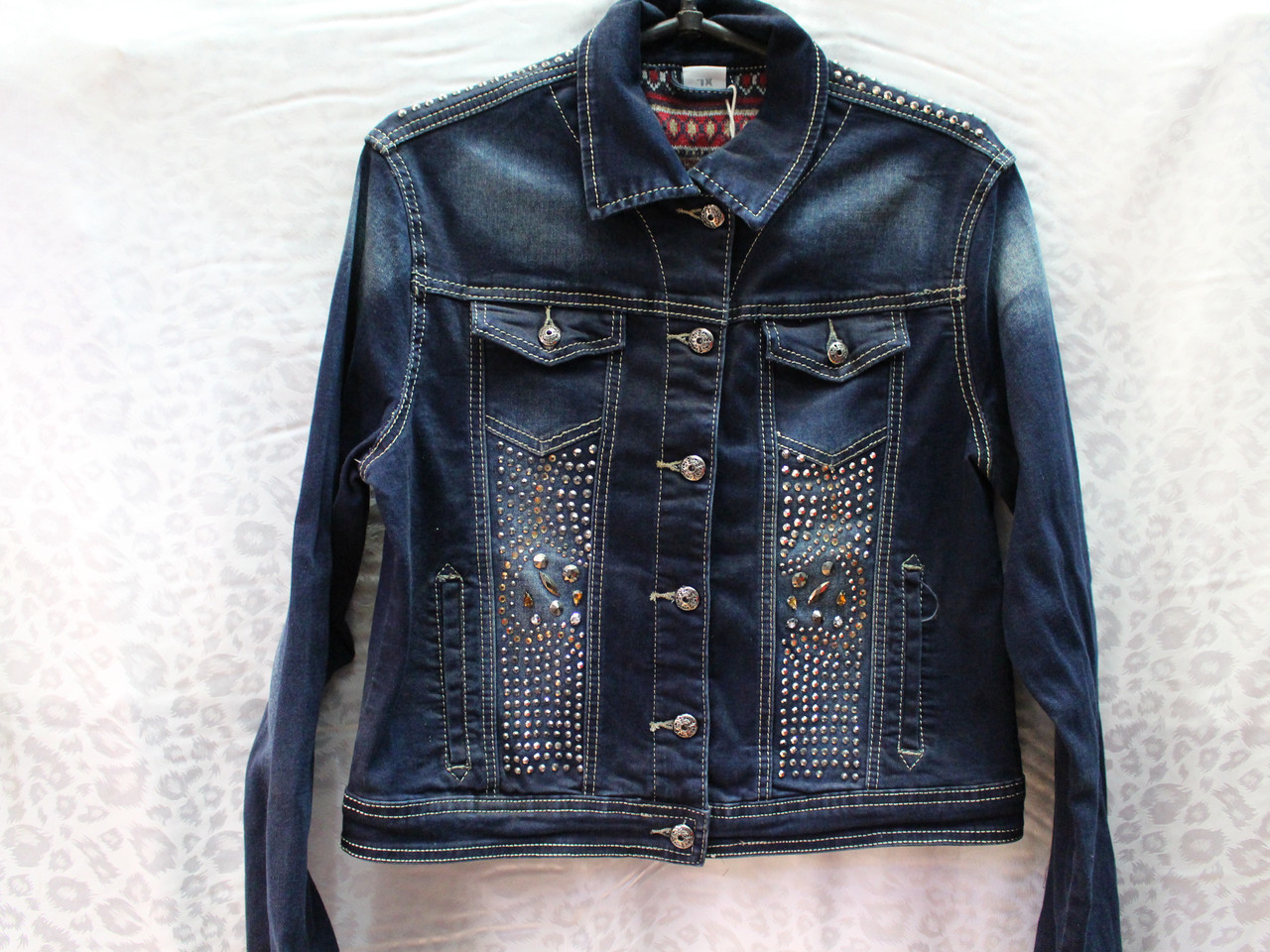 Женская джинсовая куртка с декором из стразами - фото 2 - id-p26801858