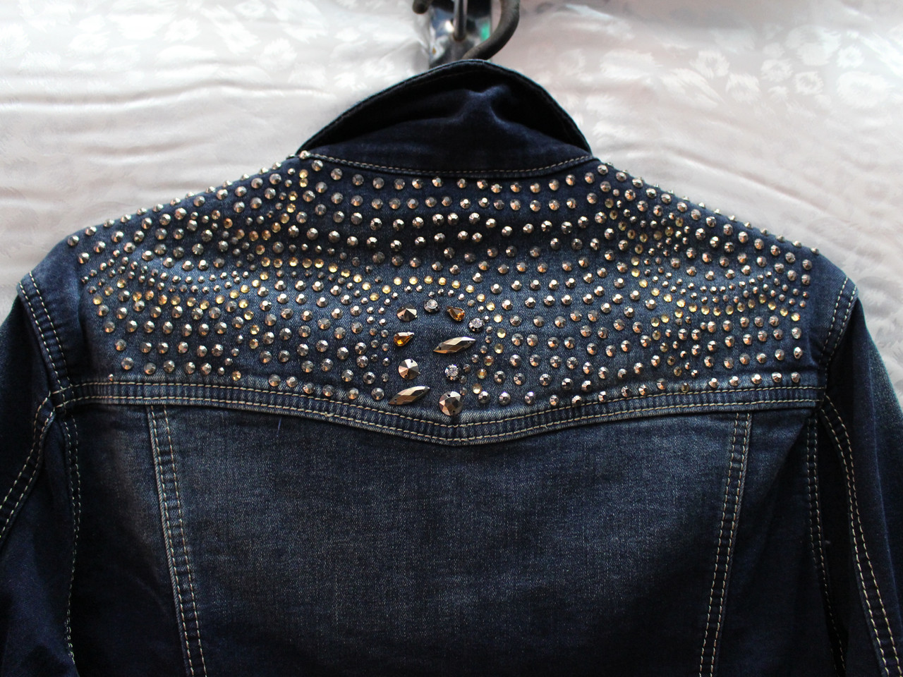 Женская джинсовая куртка с декором из стразами - фото 4 - id-p26801858