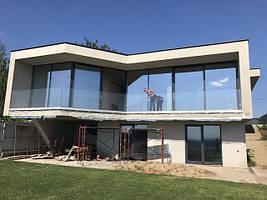 Скляна огорожа балкону