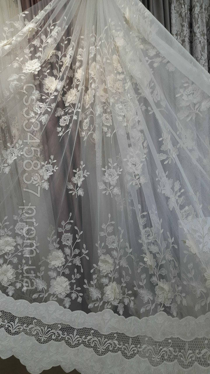 

Молочная тюль с 3D цветами и стразами, Молочный