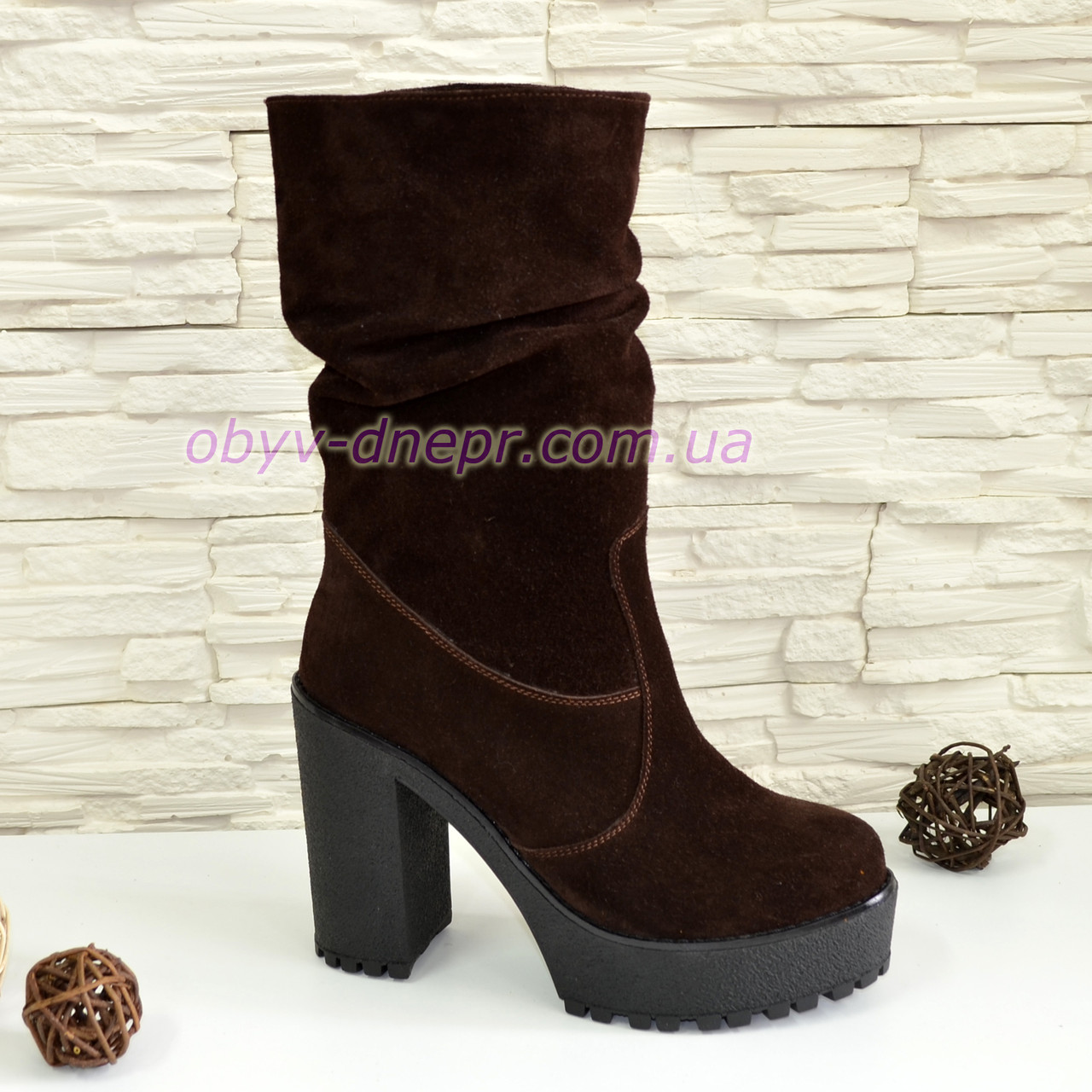 Черевики коричневі замшеві, на високому стійкому каблуці, фото 1