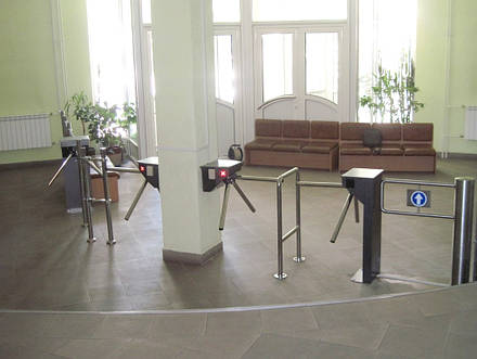 Организация контроля прохода учеников и посетителей в вестибюле "Введенской Гимназии №107".