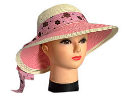 Жіночий капелюшок з різними кольорами полів прикрашений стрічкою у квіточку