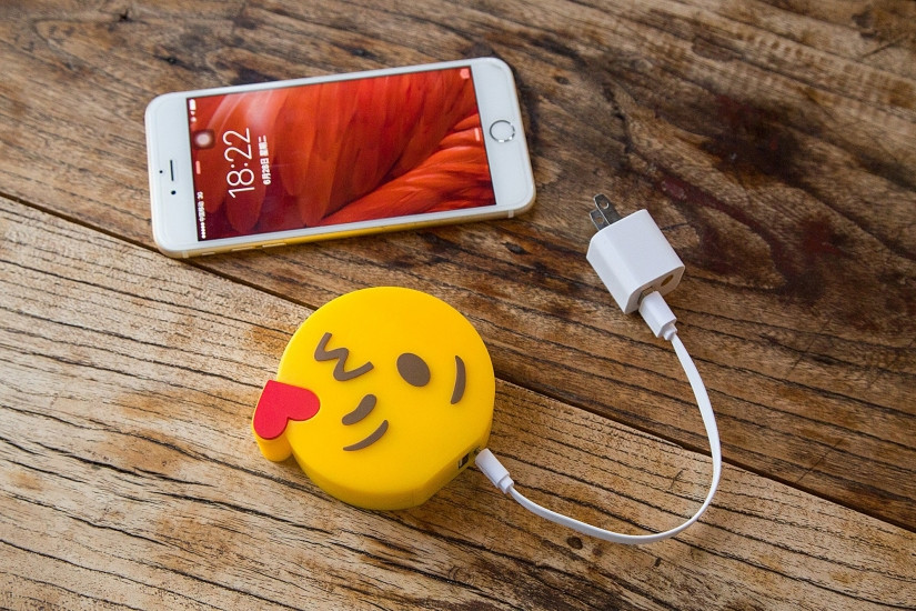Універсальна портативна батарея Power Bank emoji Kiss