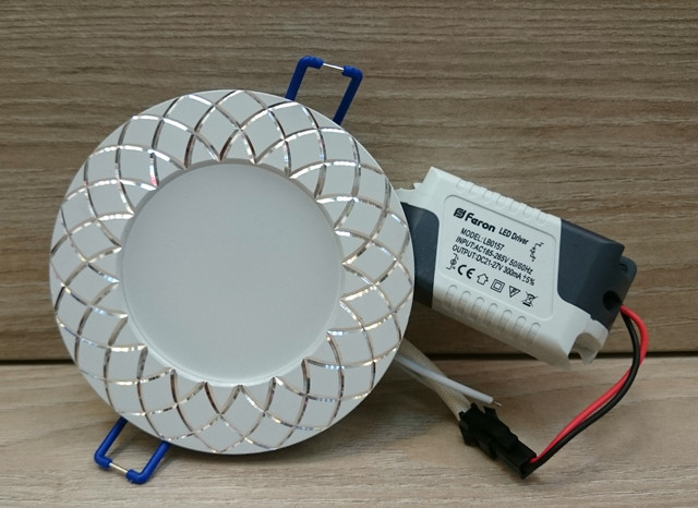 LED панель, яка споживає всього 5W, видає 45-50W. Колір білий.