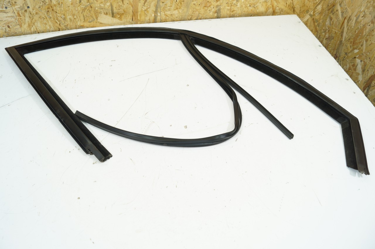 Уплотнительная Резинка Стекла Двери Рено Сценик 2. Передняя/Правая ...