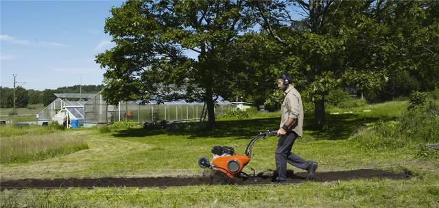 Культиватор Хускварна в роботі