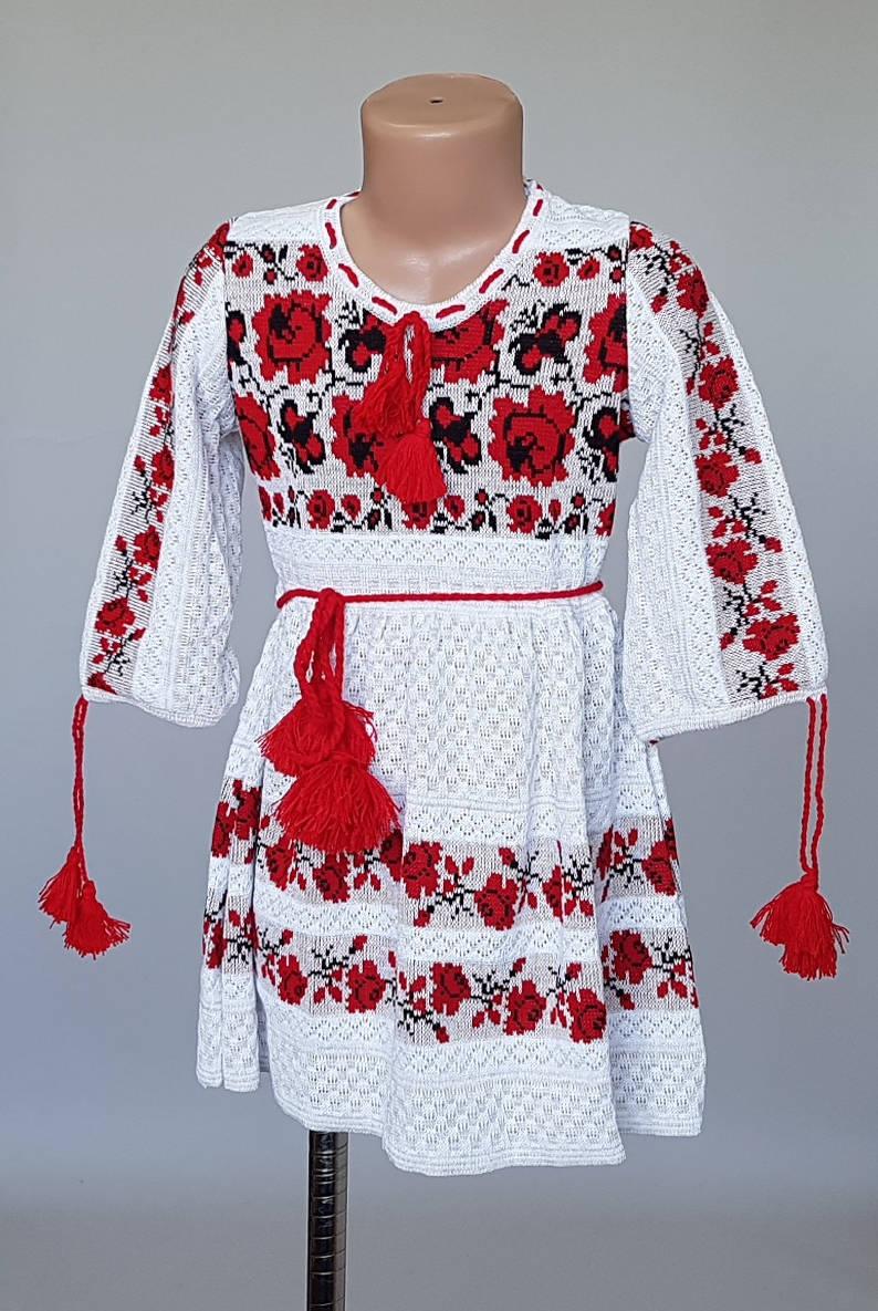 В'язане дитяче плаття-вишиванка «Червоні троянди» для дівчаток, фото 1