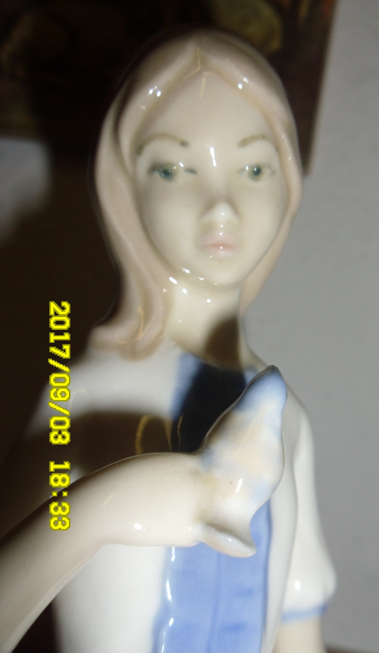 Фарфоровая статуэтка Девушка с птичкой Испания REX - фото 4 - id-p579659323
