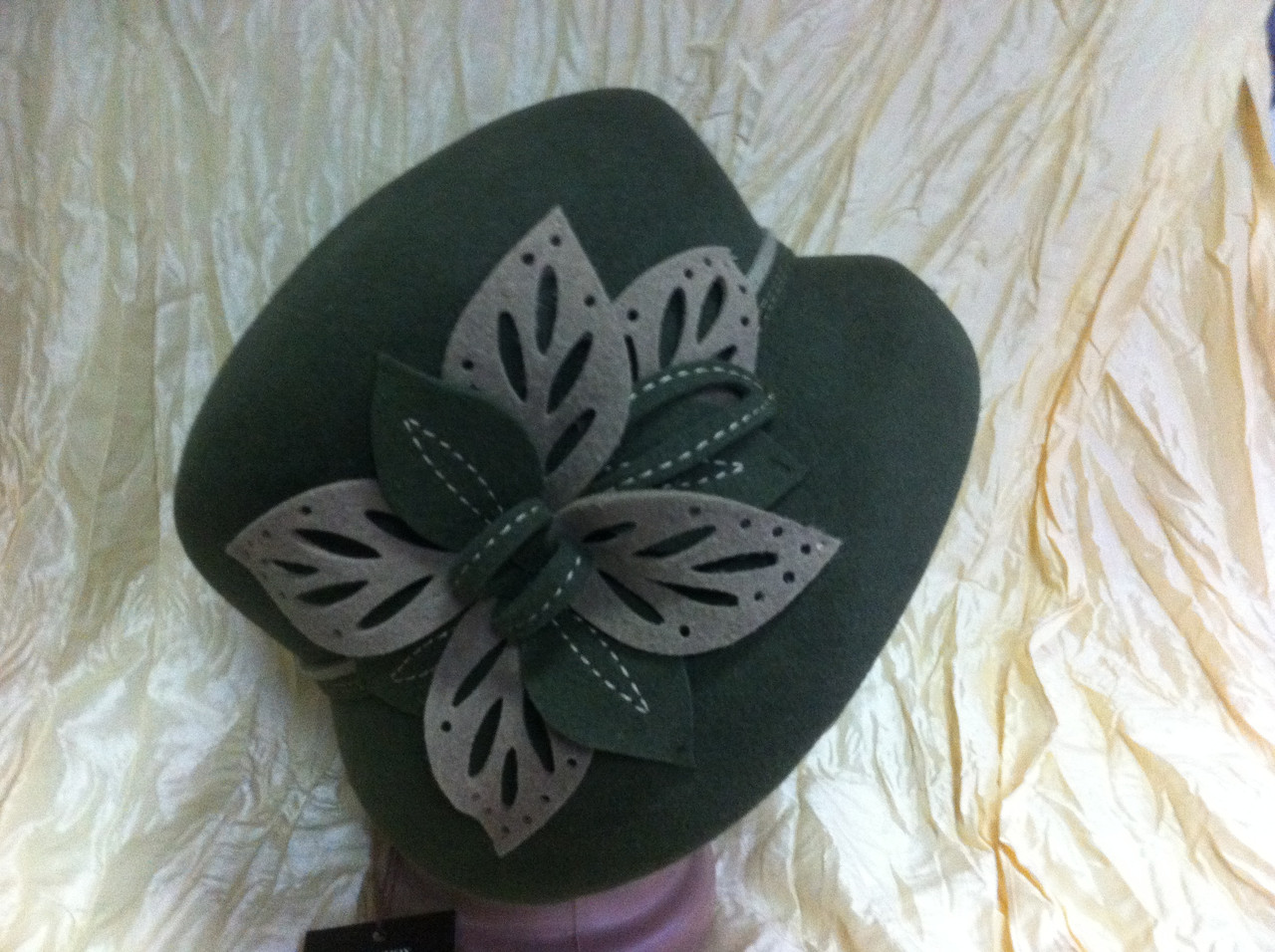 Фетровая зимняя шляпа с лепестками - фото 6 - id-p437257408