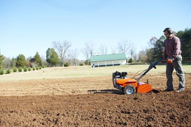 Мотоблок Husqvarna у роботі на фермерському господарстві