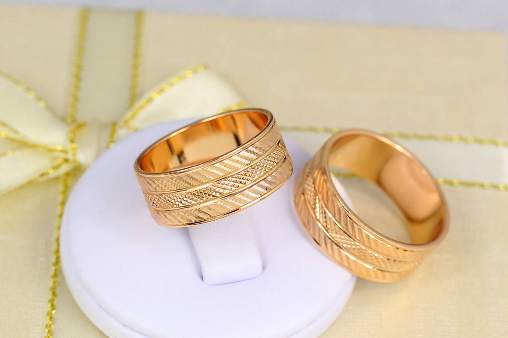 

Обручальное кольцо Xuping Jewelry граненое 8 мм р 18 золотистое