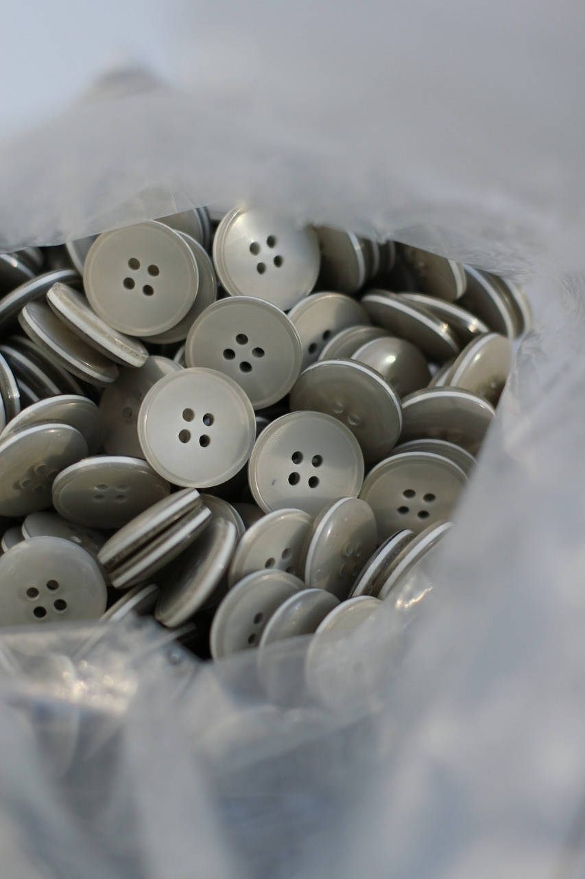 

Пуговицы глянцевые серо-бежевые 20мм