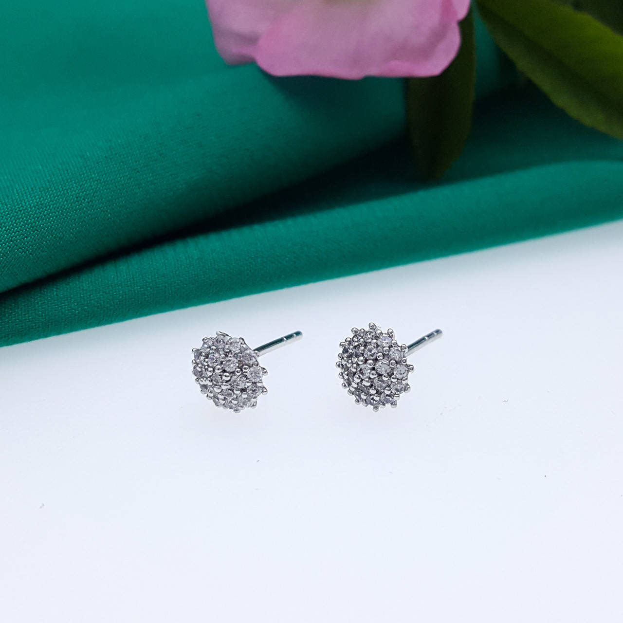 

Серьги гвоздики "Цветок" в россыпи камней, медсталь Xuping, родий