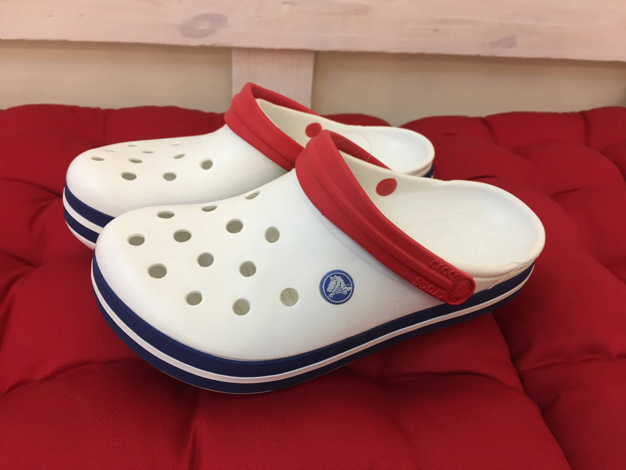 

Тапочки женские Сабо Кроксы Crocs Crocband (белые с красным) 37