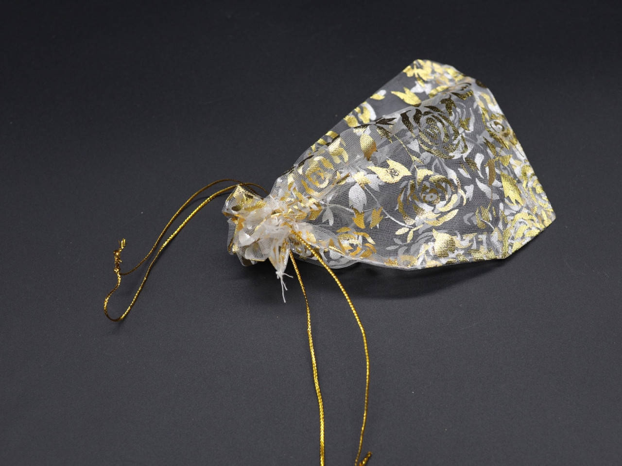 

Подарочные мешочки из органзы. Цвет бело-золотой цветок. 13х18см, Белый