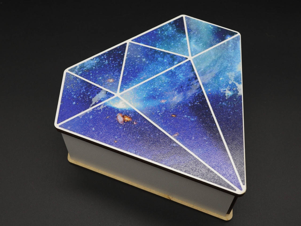 

Подарочная шкатулка. Бриллиант. 17х6.5см