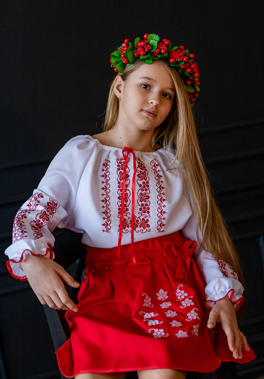 

Вишитий костюм для дівчинки Червоний Виноград блузка та спідниця