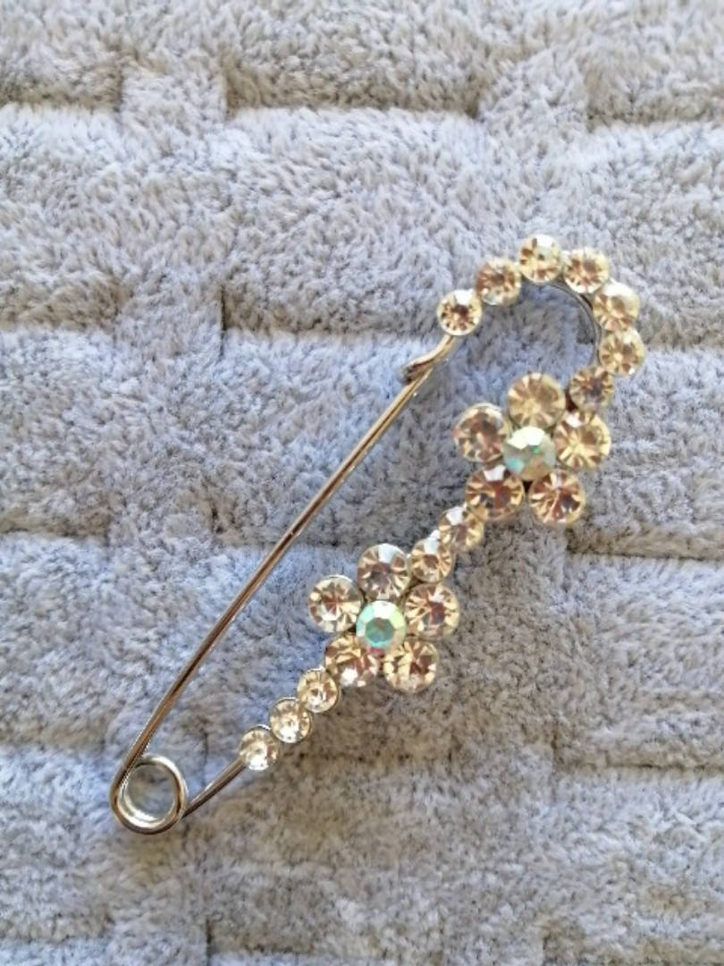 

Брошь булавка серебристая Ромашки с переливающимися кристаллами размер изделия 8 см