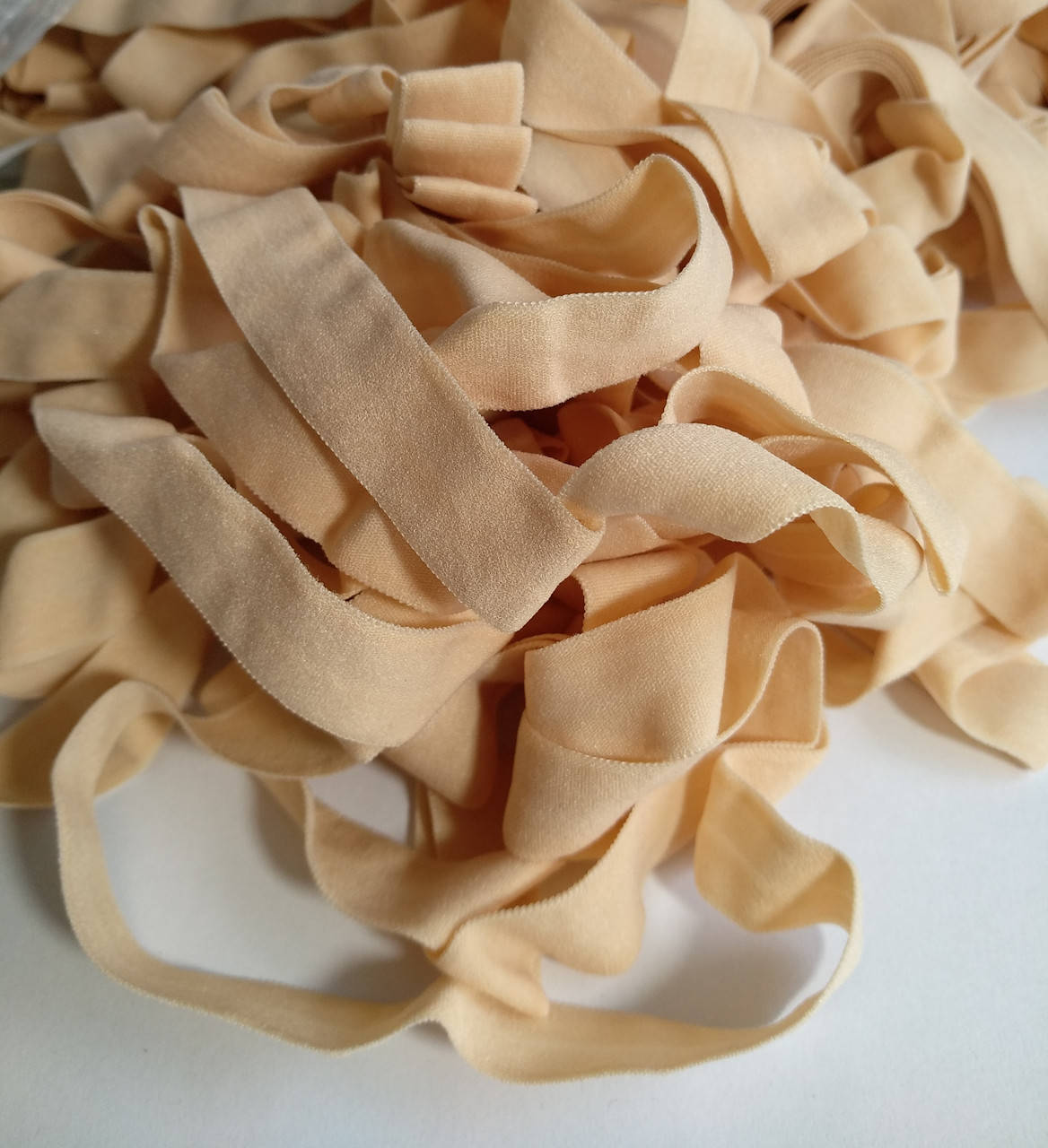 

Резинка пополамка, беж 15 мм.