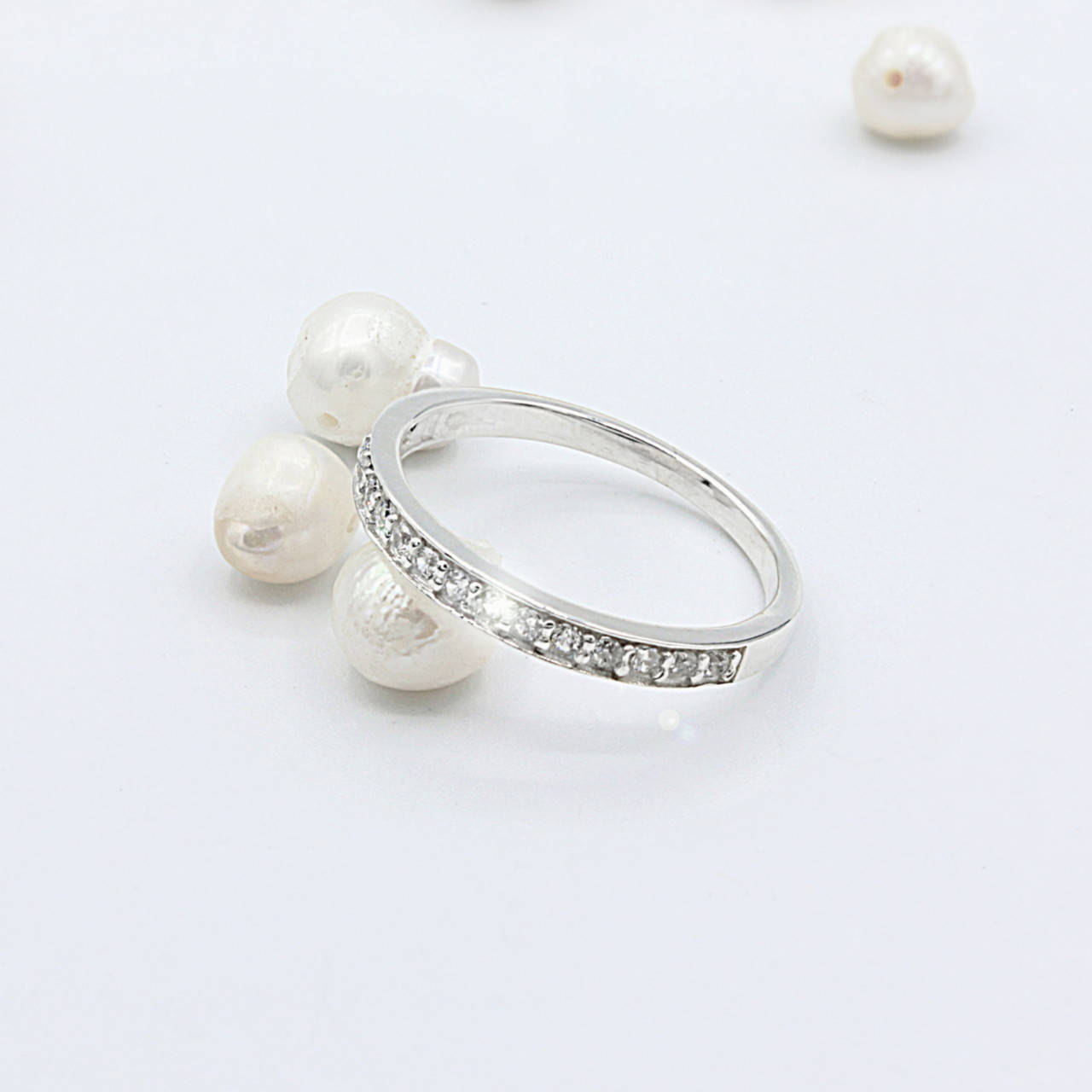 

Серебряное кольцо с фианитами Классик