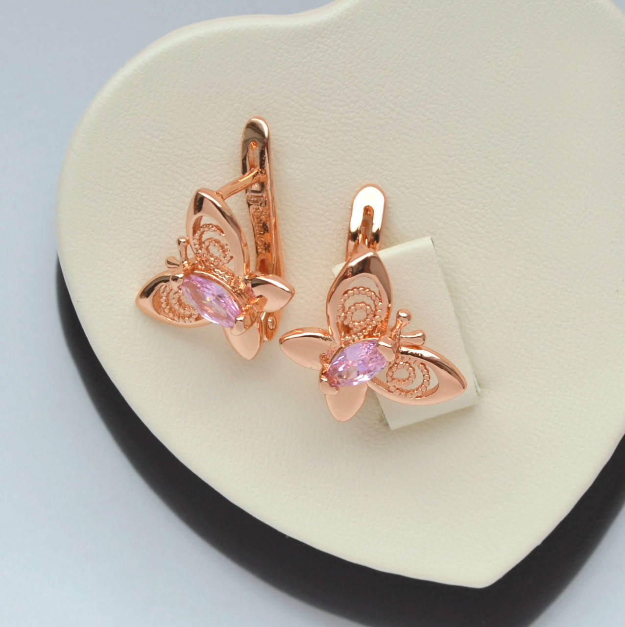 

Ажурные серьги Бабочки с розовыми цирконами покрытие золотом 18к.