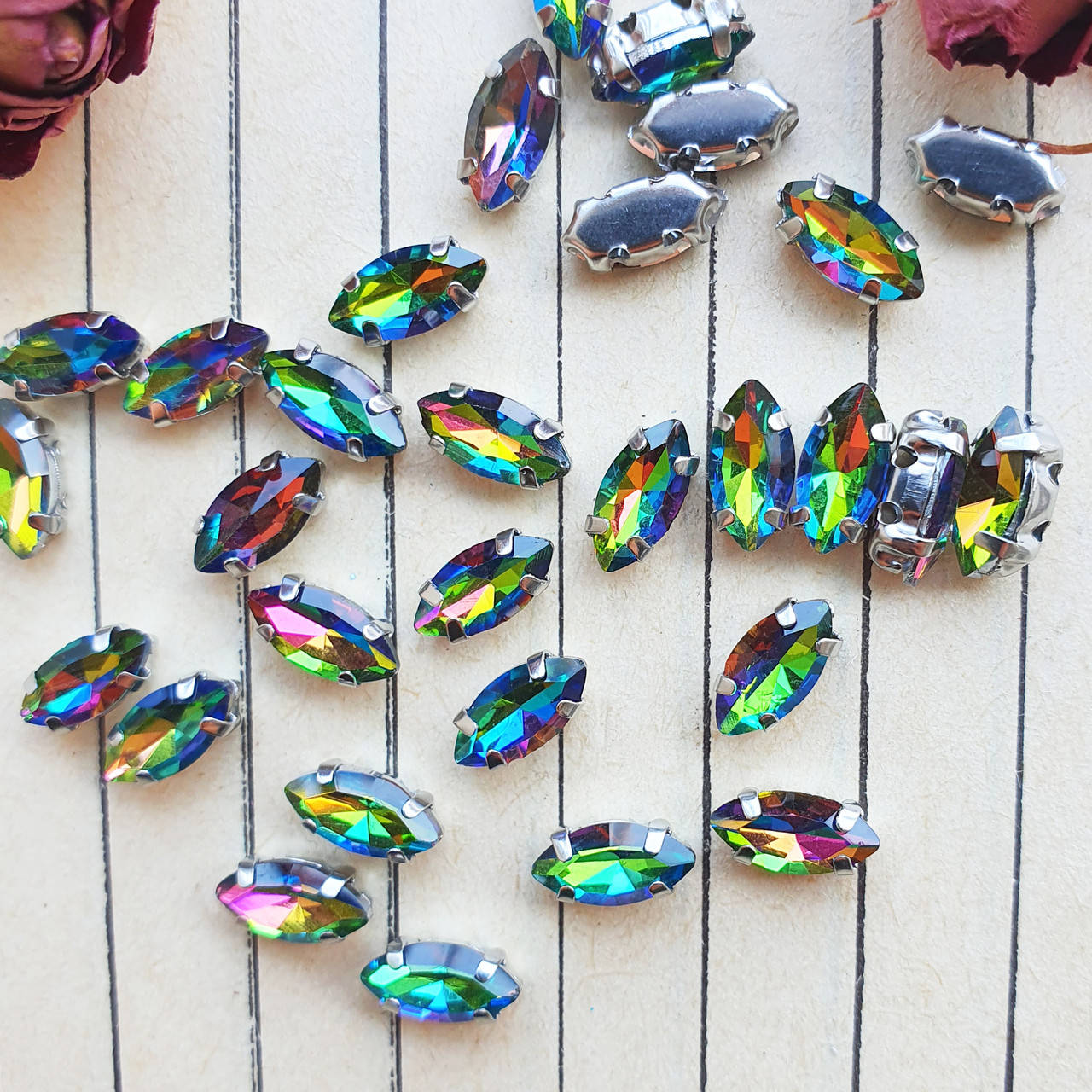 

Стрази в цапах, човник 4*8 мм, колір Rainbow