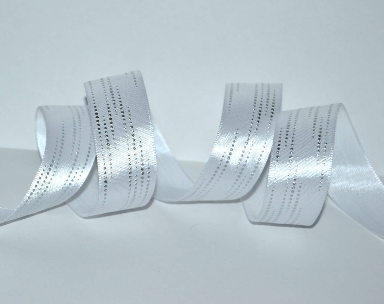 

Стрічка атласна 2,5см, колір- крапочки на білому, Белый