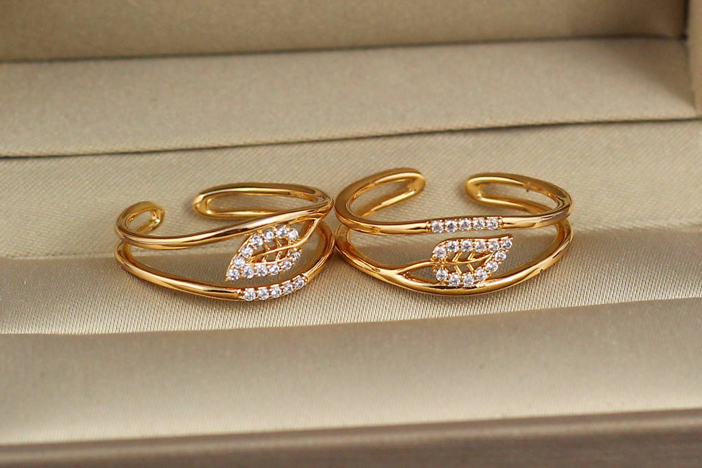 

Кольцо Xuping Jewelry раздвижное с листиком р 18 и больше золотистое