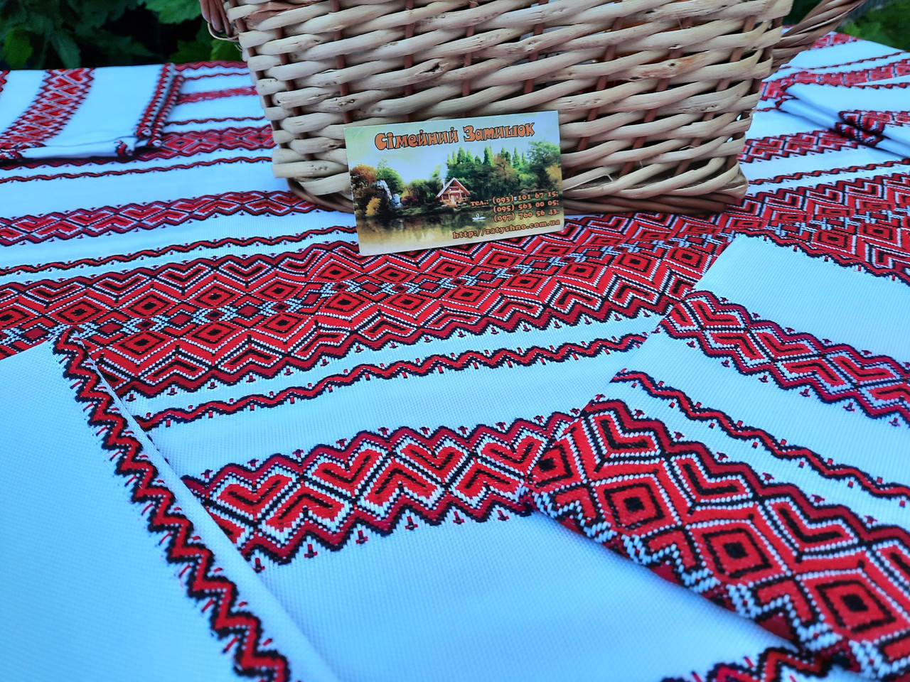 

Скатерть с салфетками вышитыми красная, Красный