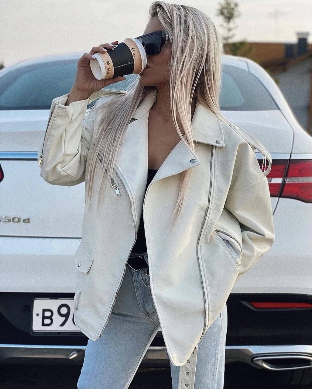 

Женская молочная оверсайз куртка косуха с поясом, Молочный