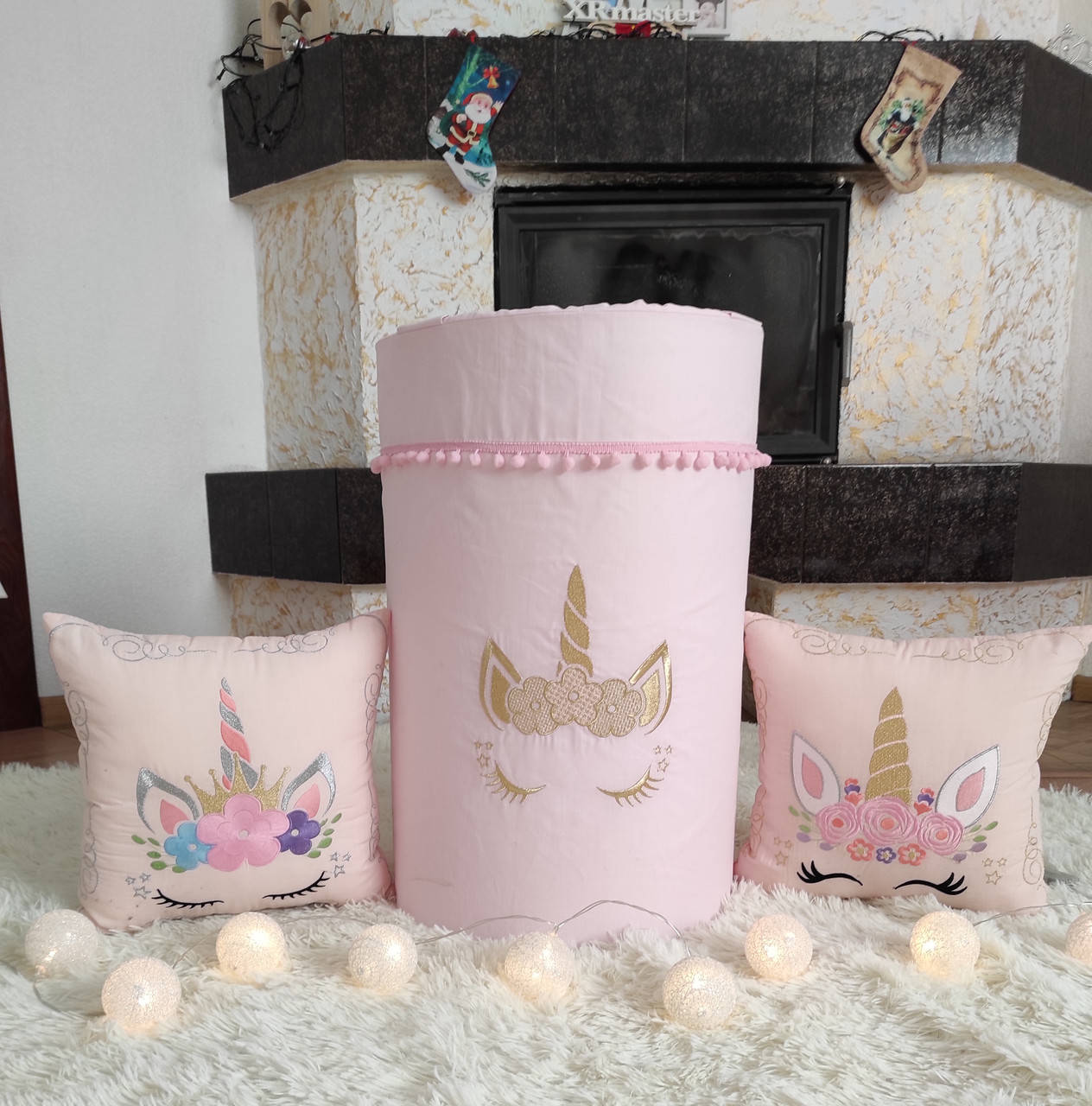 

Корзина для игрушек Единорог на пудровом цвете с золотом