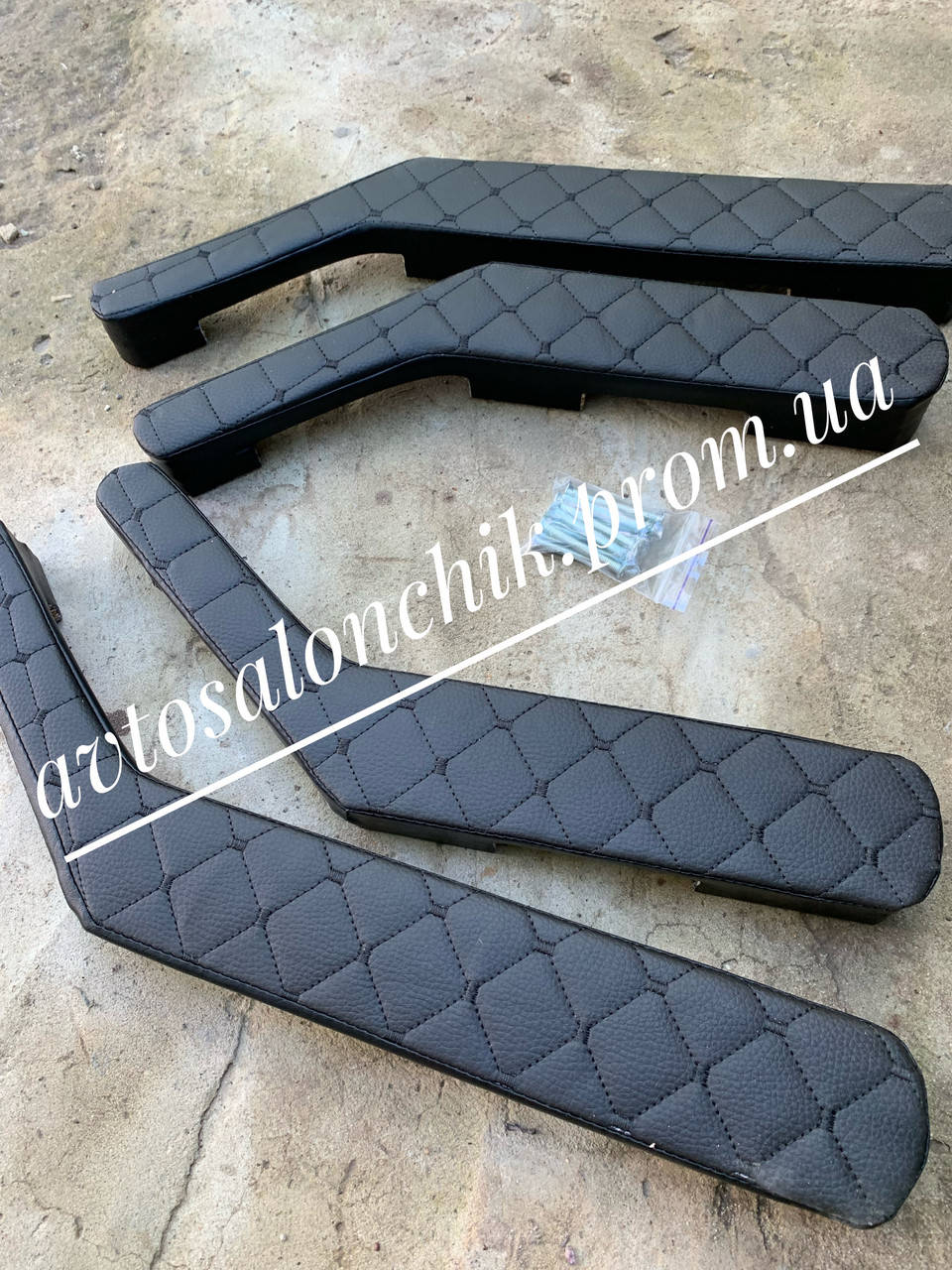 

Ручки салона двери подлокотники ВАЗ 2101 2102 2103 2104 2105 2106 2107 черные РОМБ с черной строчкой