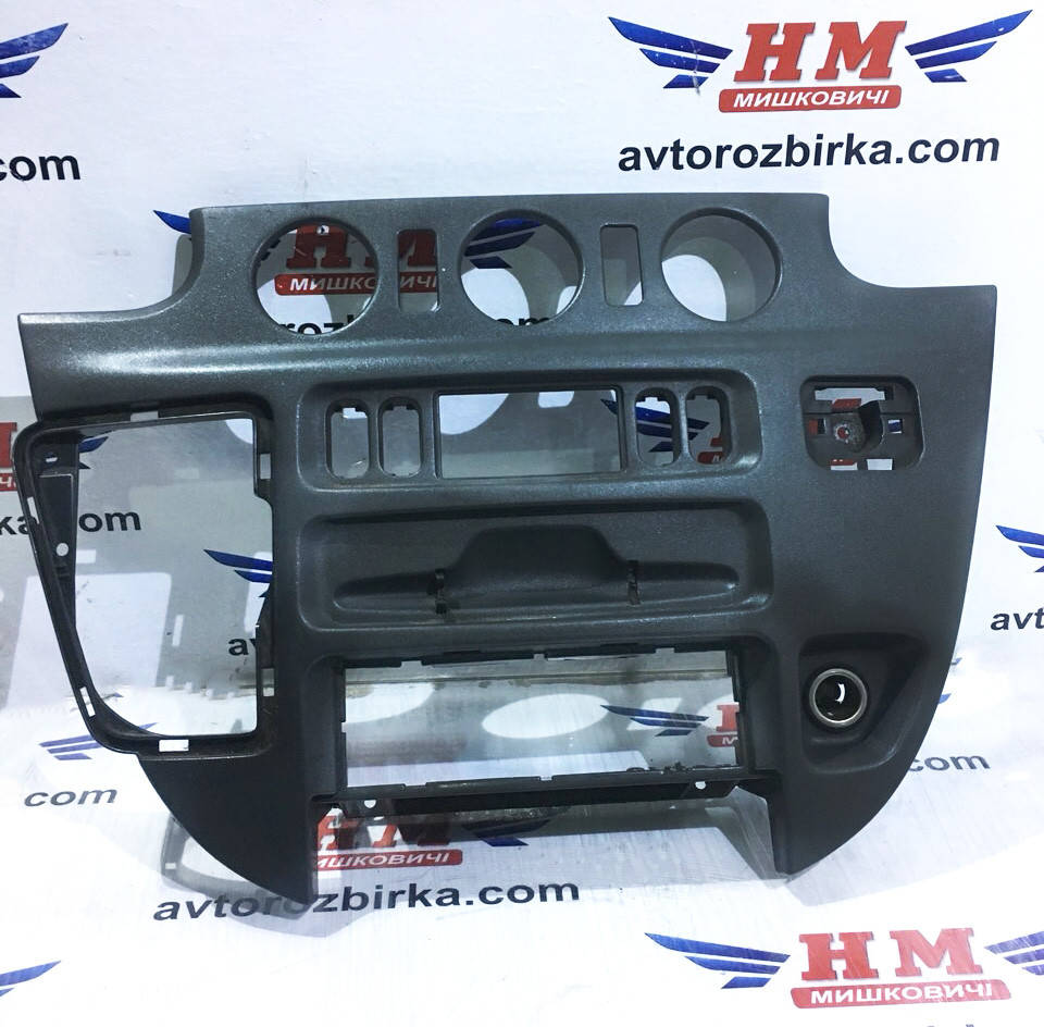 

Накладка панели Mercedes Sprinter 2.2 Мереседес Спринтер А 9016893208